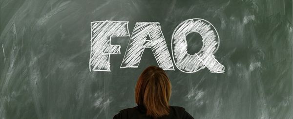 FAQ mit Kreide auf Tafel geschrieben