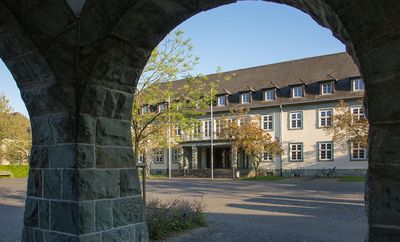Gebäude der Musikschule, Sicht von der Seite durch Torbogen