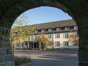 Gebäude der Musikschule, Sicht von der Seite durch Torbogen