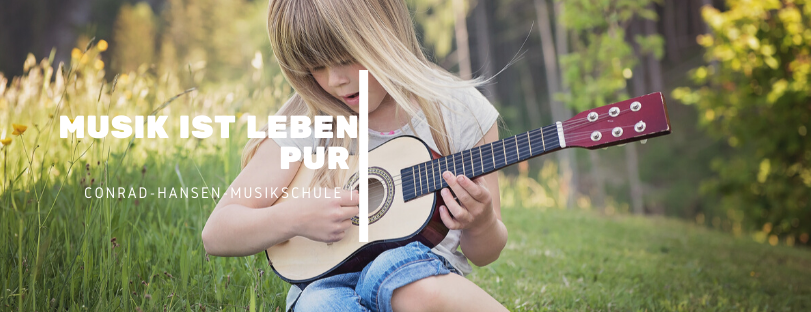 Mädchen spielt Gitarre in der Natur, Schriftzug: Musik ist Leben pur